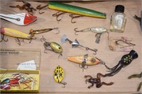 MANY VINTAGE FISHING LURES!-A-2  PAWPAW!