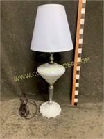 Vintage milk glass lamp- 3 way lighting