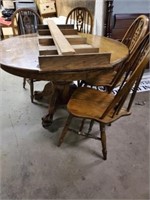 OAK DINING TABLE AND CHAIRS - 4 CHAIRS / 1 LEAF