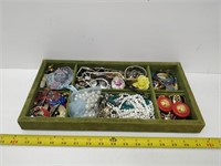Tray lot of vintage jewellry and watches