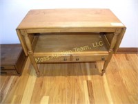 Willett Furniture Maple side bar table w/drawers