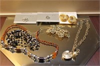 MIXED LOT OF JEWELRY
