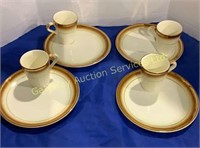 Hycroft Dinner Plates with Mugs