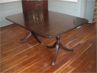 Dining Room Table w/ 4 Hideaway Leafs