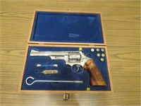Smith & Wesson Model 29, 44 Mag. w/wooden case