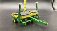 JOHN DEERE 4 ROW PLANTER 1:16 SCALE