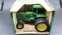 JOHN DEERE SOUND GARD TRACTOR WITH BOX 1/16 SCALE