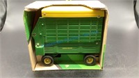 JOHN DEERE FORAGE WAGON IN BOX 1/16 SCALE