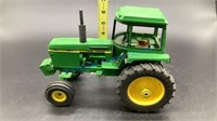 JOHN DEERE 4240 TRACTOR - CUSTOM HUBS, FIRESTONE