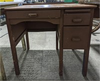 Small Brown Child Sized Desk
29x18.5" 28"h