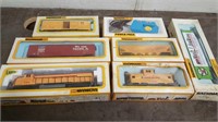 HO Union Pacific Locomotive, (5)UP Cars & (1)