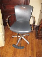 BLACK LEATHER STYLIST CHAIR W/ ADJUSTABLE HEIGHT