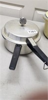 SMALL PRESSURE COOKER WITH REGULATOR