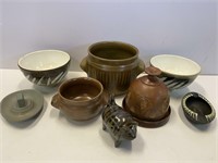 8X PIECES OF POTTERY - SOME SIGNED