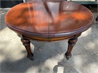 VICTORIAN CEDAR ROUND EXTENSION DINING TABLE