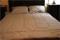 QUEEN SIZE SPREAD W/2 PILLOWS AND SHAMS