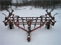 CASE IH 18' VIBRA SHANK FIELD CULTIVATOR