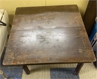 Square wooden table with 5 leeves 42.25”x 42”x