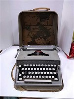 Remington Monarch typewriter, zipper is broken