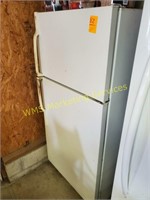 GE Refrigerator - in working condition
