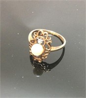 10KT GOLD & PEARL RING SIZE 7.5, 3 GRAMS