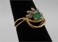 14KT RING W/ EMERALD CENTER & 5 SMALL DIAMONDS