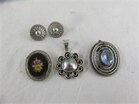 SELECTION OF STERLING SILVER PENDANTS, PIN AND