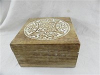 CARVED TOP WOOD BOX 4"T X 7"W
