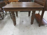ANTIQUE AMERICAN OAK DINING TABLE