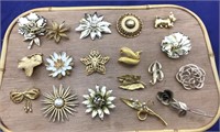 18 Vintage Gold Tone Brooches/Pins