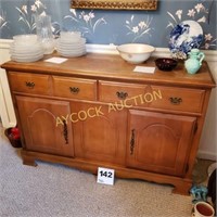 Wood dresser/buffet with 2 drawers & 2 cabinets