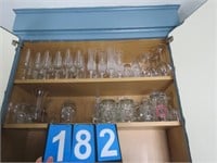 CONTENTS OF GLASSWARE IN CABINET, BUYER TO BOX