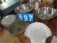 2 LARGE STAINLESS STEEL MIXING BOWLS, 2 BUNDT PANS