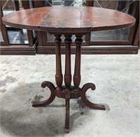 Oval accent pedastal table, one foot is damaged,