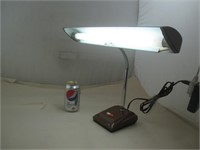 Une lampe de bureau vintage fonctionnelle