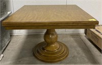 Home Meridian Kinsley single pedestal table