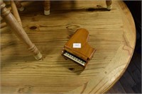 Walnut Piano Music Box (Spanish) Works