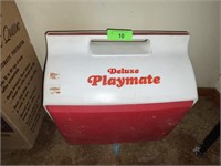 IGLOO DELUXE PLAYMATE ICE CHEST