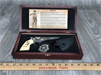 Wyatt Earp Gun Knife Badge Holster Box