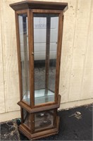 Lighted curio display cabinet lighted with 3