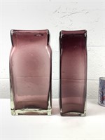 2 vases à fleur haut en verre de couleur prune