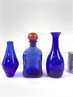 Vases et bouteille en verre de couleur cobalt