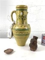 Céramiques diverses dont cruche, lampe à huile