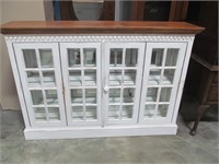 Cabinet w. glass panes in front