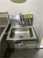 Single compartment stainless steel sink