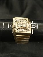 MENS 10K GOLD AND DIAMONDS RING