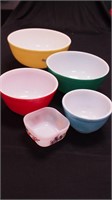 Set of four Pyrex stacking mixing bowls in