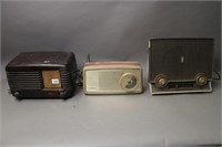 GROUP OF THREE TABLE TOP RADIOS