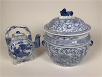 Blue & white decorative jar & teapot
