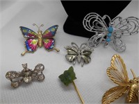 (7) VINTAGE BUTTERFLY PINS AND (1) NECKLACE